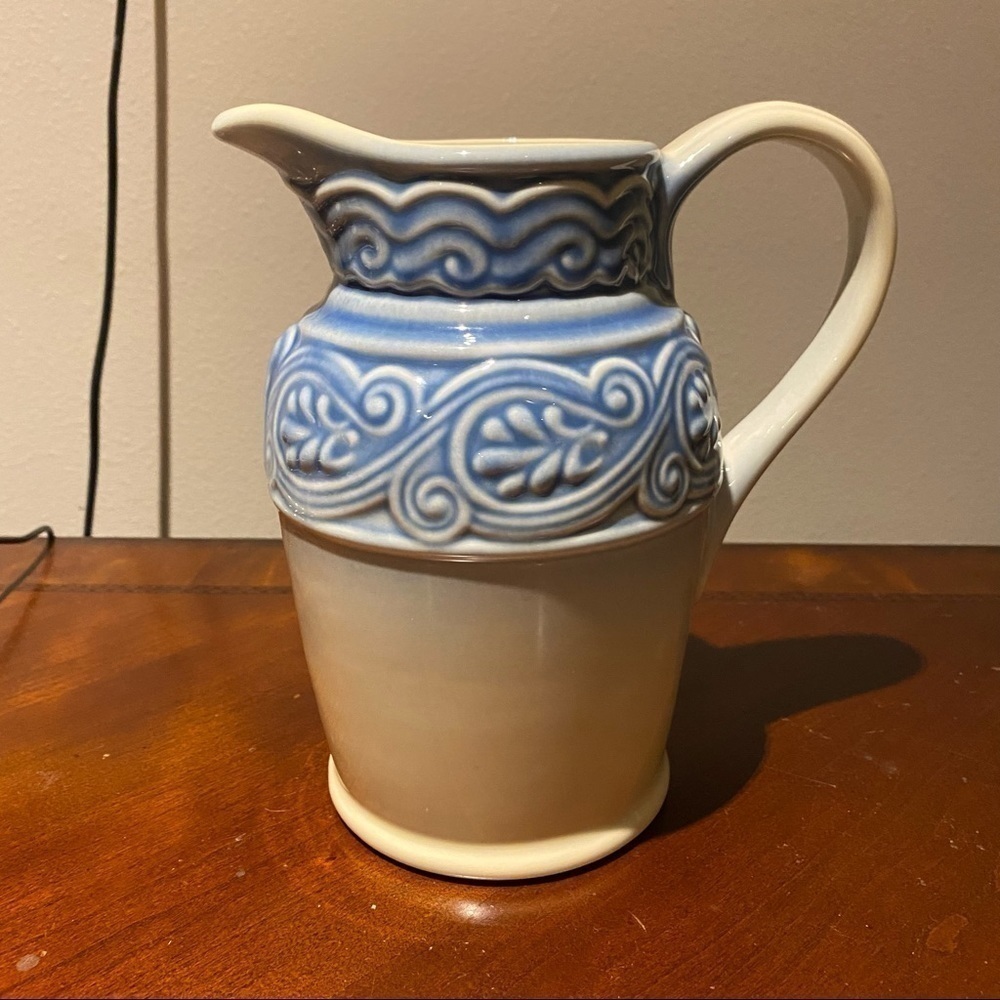 Longaberger American Craft
Cornflower Blue 40oz Pitcher
